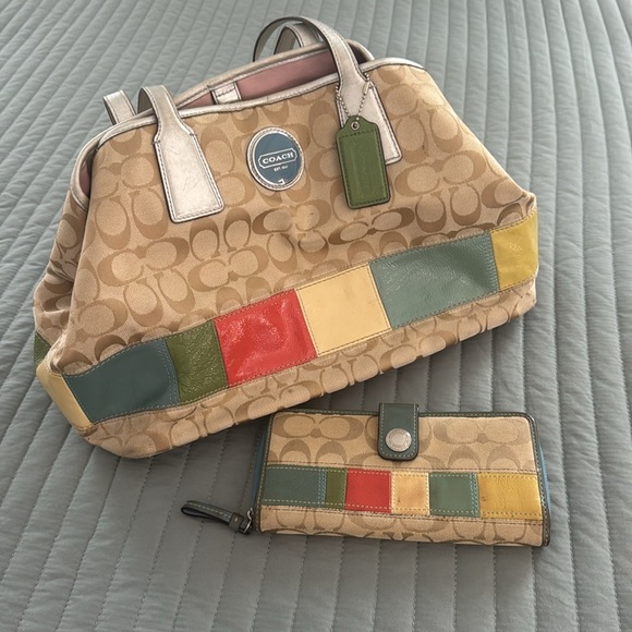 Coach 🍏🍊🍋Style #F17444 Retail: $328 Khaki Signature Canvas - Picture 1 of 16